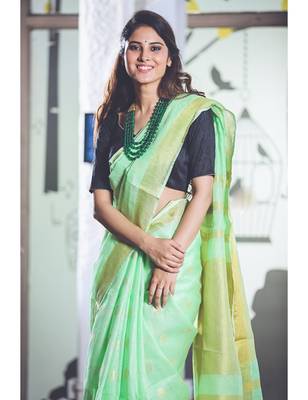Spring Green Handwoven Linen Saree with Gold Tone Design 2