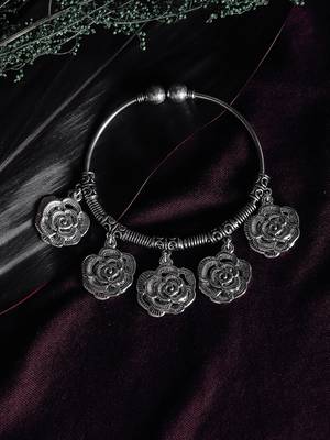 Zerokaata Chunky Floral Oxidized Silver Charm Bracelet 1