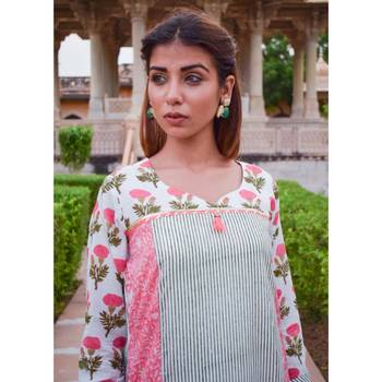 Set of Multi print Kurta with Off White  Pants 4