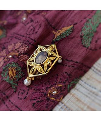 Gold plated Phulwar Brooch with wood and pearls 1