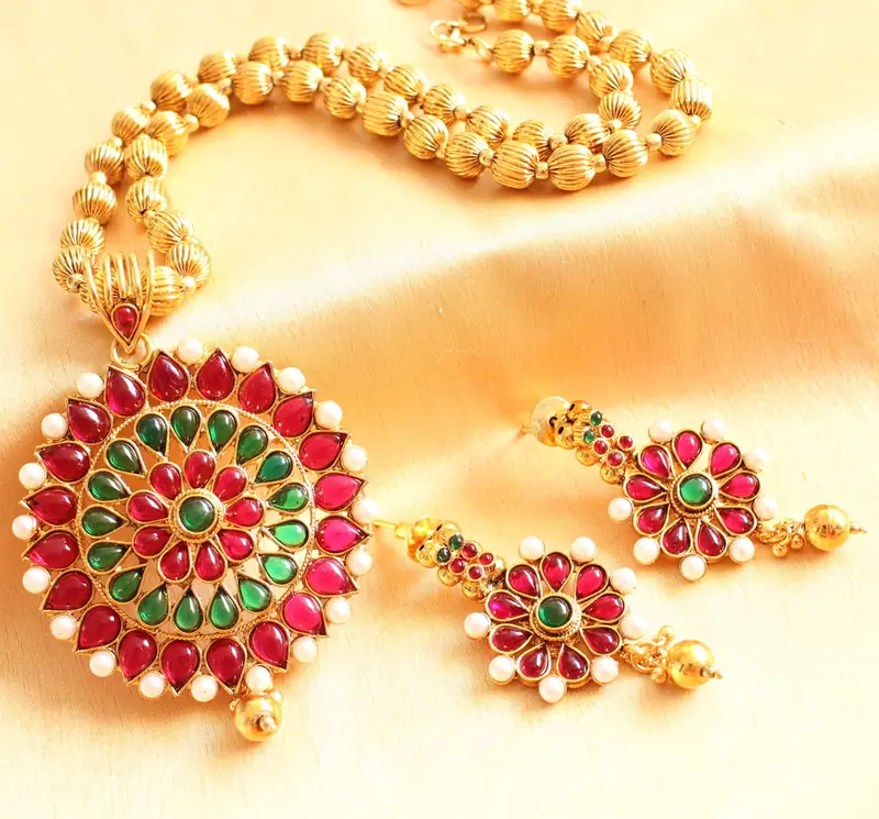 Graceful Antique Kemp Green Folral Pendant Necklace Set 