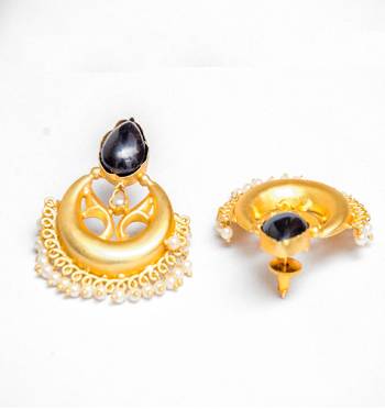 Gold earrings 3