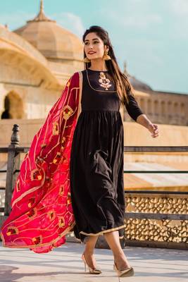 Dusky Black Dress With Pink Dupatta 1