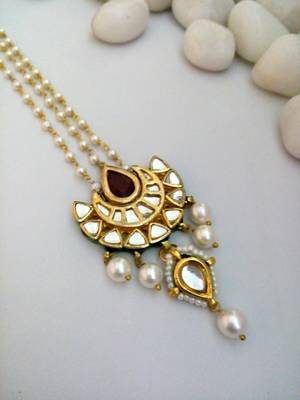 White Maroon Kundan Maang Tikka 1