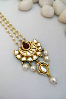 White Maroon Kundan Maang Tikka