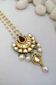 White Maroon Kundan Maang Tikka
