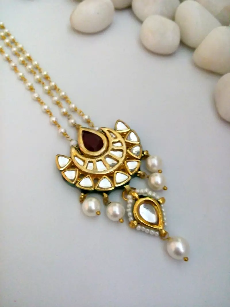 White Maroon Kundan Maang Tikka