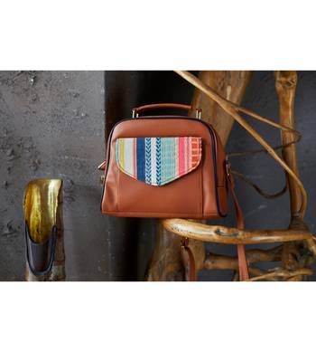 Vibrance Messenger Sling 1