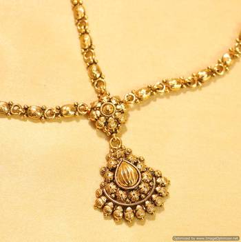 Beautiful Gold Look Pear Shaped Bridal Maang Tikka 2