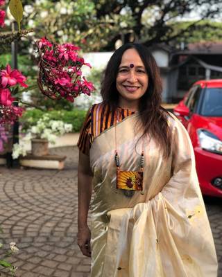 Gold hand woven chanderi silk saree with blouse 3