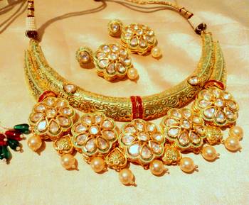 Greenish And Golden Tone Kundan Hasli Jadau Necklace Sets 1