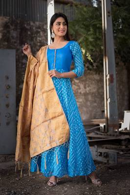 blue bandhani anarkali with golden dupatta 1
