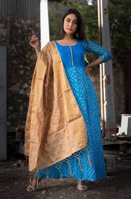 blue bandhani anarkali with golden dupatta 3