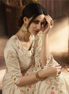 Cream Embroidered Silk Blend Saree With Blouse 4