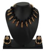 Black collar-necklace