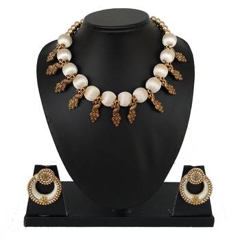 White collar-necklace 1