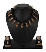Black collar-necklace