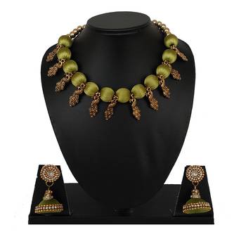 Green collar-necklace 1