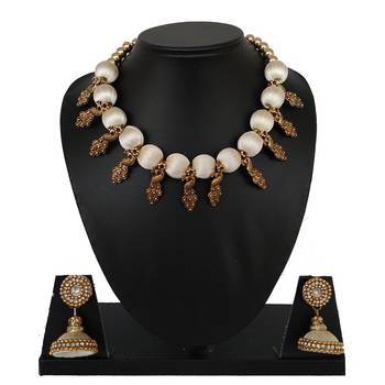 White collar-necklace 1