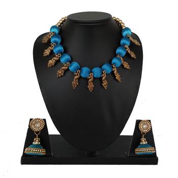 Blue collar-necklace 1