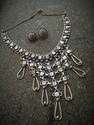 Contemporary German Silver Necklace Set With Round Ear Studs 1