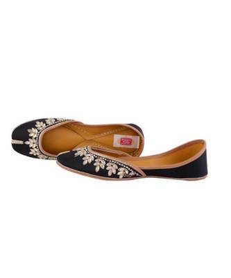 ayaana flats mojaris 1