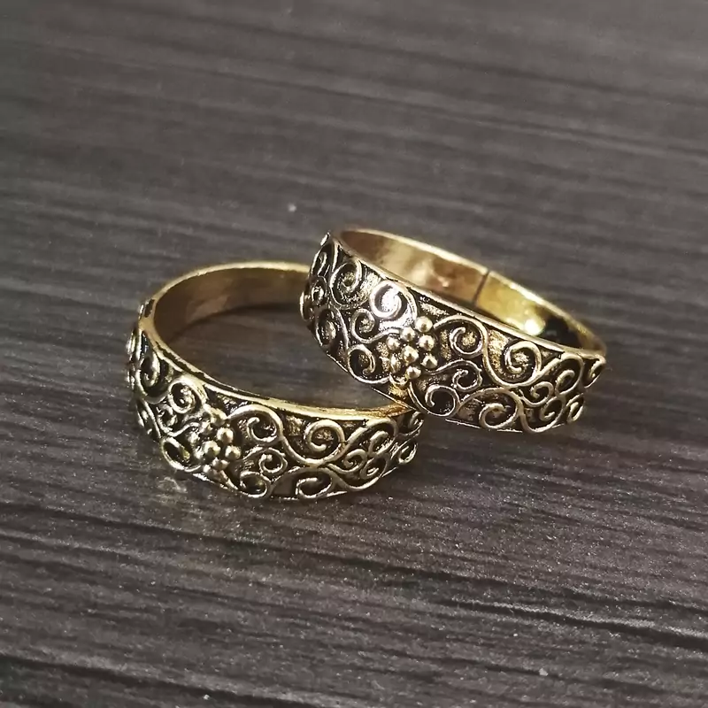 Gold toe-rings