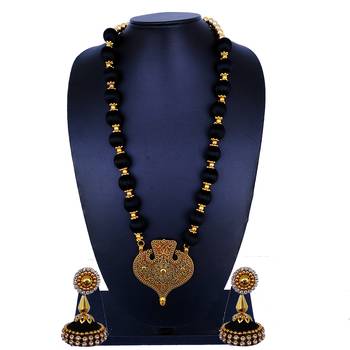 Black statement-jewellery 1