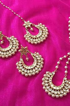 mahira kundan necklace set with maangtikka