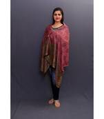 This Delicate Wrap Along With Mauve Base And Multicoloured Border Looks Amazing.