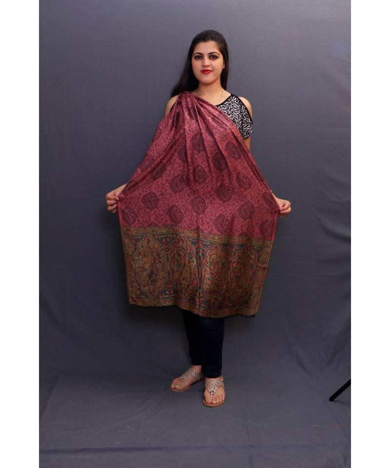 This Delicate Wrap Along With Mauve Base And Multicoloured Border Looks Amazing.