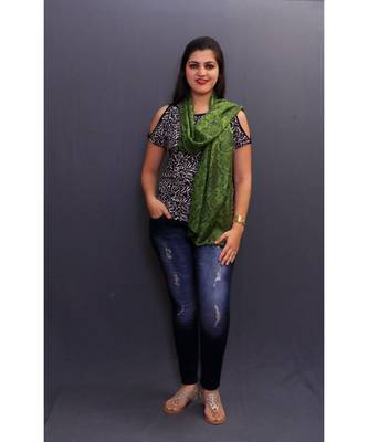 Delicate Wrap Along With Moongia Base And Paisleys Looks Elegant When Team Up With Denims Or Suit. 1