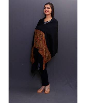Delicate Wrap Along With Black Base And Highly Defined Broad Border Gains Whole Attention. 1