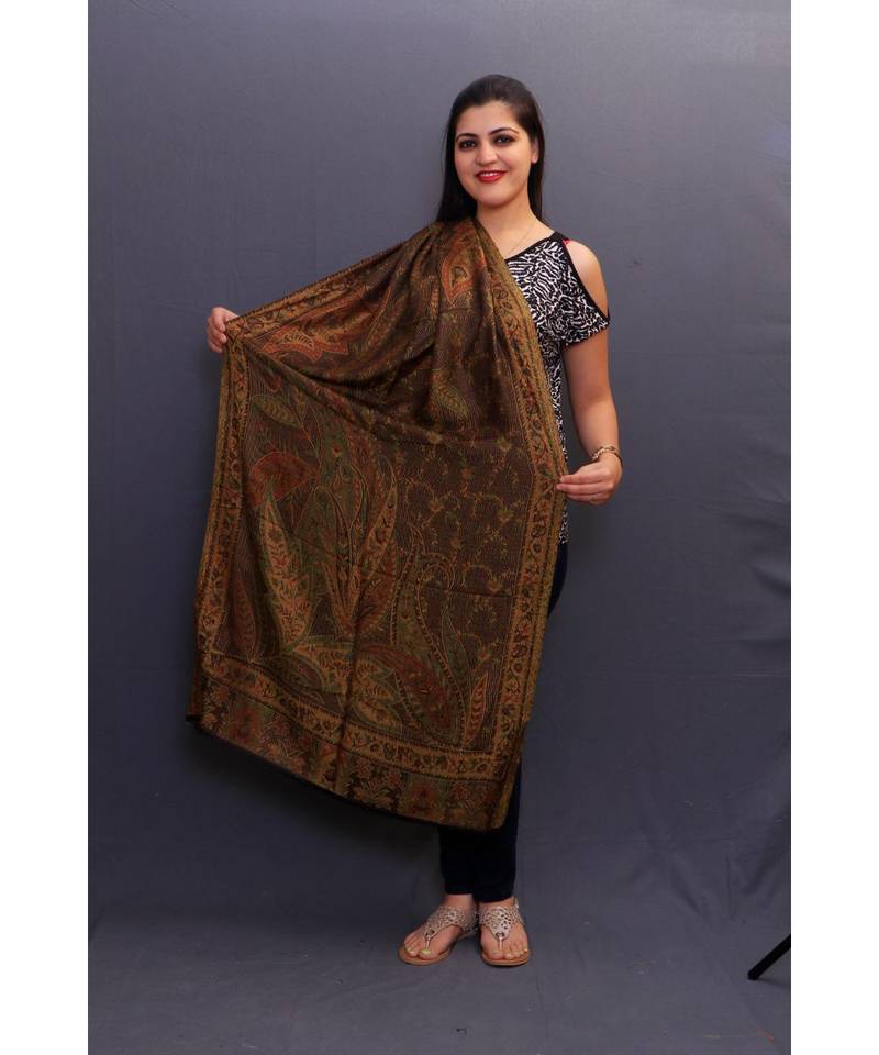 Delicate Wrap Along With Dense Pattern Gains Whole Attention And Looks Amazing.