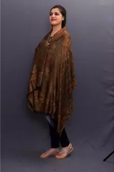 Delicate Wrap Along With Dense Pattern Gains Whole Attention And Looks Amazing.