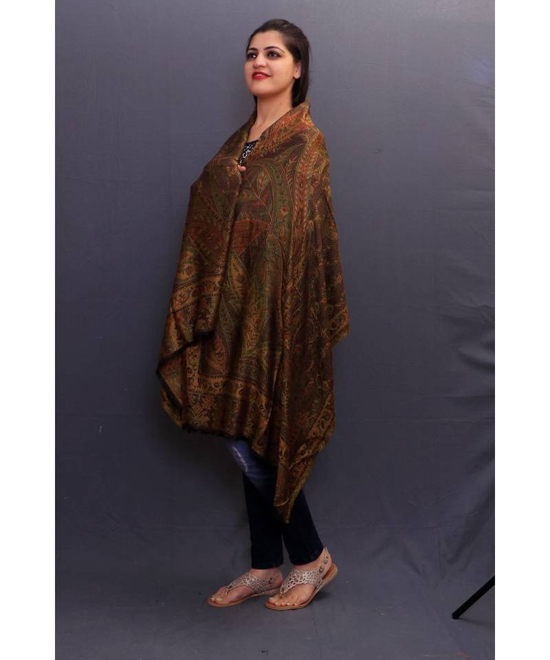 Delicate Wrap Along With Dense Pattern Gains Whole Attention And Looks Amazing.