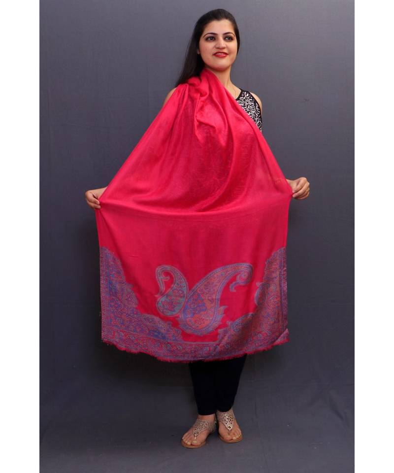 Delicate Wrap Along With Pushia Pink Colour Base And Amazing Border Looks Quite Unique.