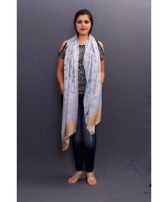 Delicate Wrap Along With Light Base And Amazing Overall Pattern And Golden Border Looks Soder. 1