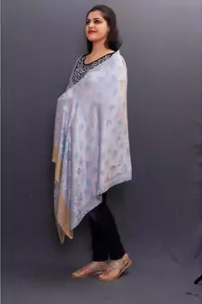 Delicate Wrap Along With Light Base And Amazing Overall Pattern And Golden Border Looks Soder.