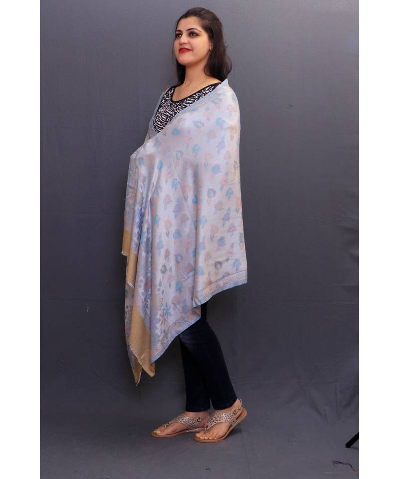 Delicate Wrap Along With Light Base And Amazing Overall Pattern And Golden Border Looks Soder.