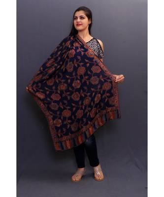 Delicate Wrap Along With Navy Blue Base And Amazing Overall Pattern Looks Quite Unique. 2