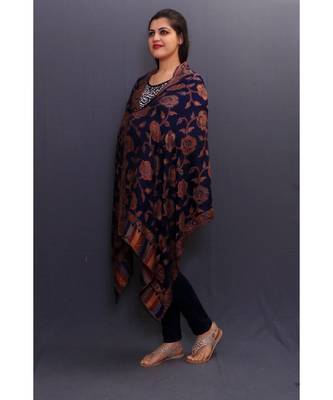 Delicate Wrap Along With Navy Blue Base And Amazing Overall Pattern Looks Quite Unique. 3