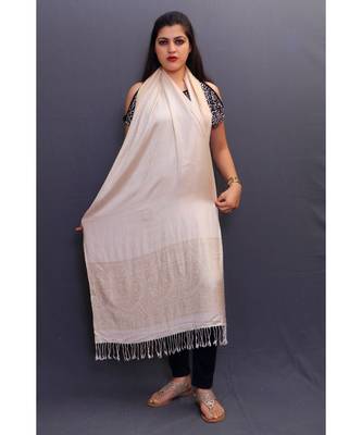 Delicate Wrap Along With Cream Base And Highly Defined Broad Border Gains Whole Attention. 2