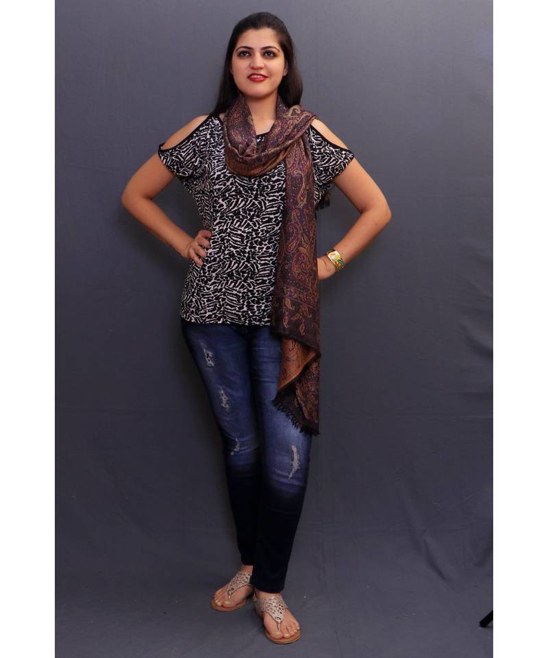 Delicate Wrap Along With Black Colour Base And Amazing Overall Paisley Pattern Looks Quite Unique.