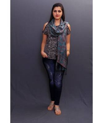 Delicate Wrap Along With Dense Pattern Gains Whole Attention And Looks Amazing On The Wearer. 1