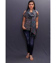 Delicate Wrap Along With Dense Pattern Gains Whole Attention And Looks Amazing On The Wearer.