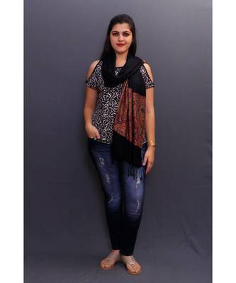 Delicate Wrap Along With Magical Black Base And Highly Defined Broad Border Gains Whole Attention. 1