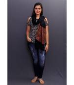 Delicate Wrap Along With Magical Black Base And Highly Defined Broad Border Gains Whole Attention.