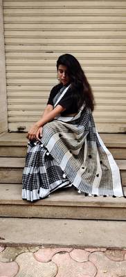 Black woven handloom linen saree with blouse 3
