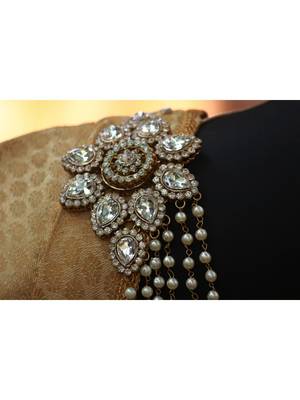 Gold brooch 2